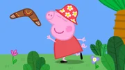 Peppa möchte lernen, wie man einen Bumerang so wirft, dass er wieder zum Werfer zurück kommt. Gar nicht so einfach.