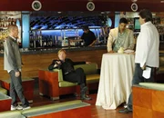 Horatio (David Caruso, 2.v.l.) und Delko (Adam Rodriguez, 2.v.r.) ermitteln im Fall eines versuchten Mordes an der schwangeren Heather. Wer trachtet der Frau nach dem Leben?