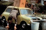 Der Transport des neuen Fernsehapparats gestaltet sich für Mr. Bean (Rowan Atkinson) recht kompliziert.