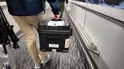 Wenn Nicolas Kipping mit seiner schwarzen Spezialbox unterwegs ist, hat er es immer eilig, denn in dem schweren Handgepäck transportiert er weltweit Stammzellen um Leben zu retten.
