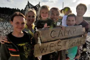 Der Campingausflug der Westphals findet ein jähes Ende, als mitten in der Nacht Marla heftige Bauchschmerzen bekommt. Als es ihr trotz OP immer schlechter geht und die Ärzte keine eindeutige Diagnose stellen können, zieht Harald in der Klinik ein und mischt die "Halbgötter" in weiß kräftig auf.