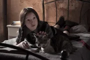 Mildred (Bella Ramsey) lernt für die Abschlussprüfungen und freut sich, dass Maude, die gerade in ihr Zimmer kommt, sich davon überzeugen kann.