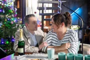 Kilian (Marc Dumitru, l.) erfährt entsetzt, dass auch Hanna (Sarah Victoria Schalow, 2.v.l.) von den jüngsten Ereignissen betroffen ist.