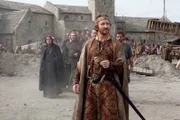 König Stephan (Tony Curran) will den jungen Richard als Ritter in seine Dienste nehmen. Er braucht dringend Männer, um die Rebellion seiner Cousine Mathilde zu unterdrücken.