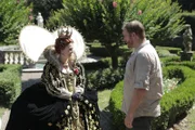 Josh Gates (r.)