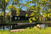 Der Mutschenhof im Spreewalddorf Lehde wird bereits in fünfter Generation von der Familie Kilka bewirtschaftet. Seit 2009 führt Sebastian Kilka den Hof mit viel Leidenschaft. Und auf dem Müggelsee liegt viel Arbeit vor Andreas Thamm und seiner Tochter Maria. Sie ist eine der jüngsten Fischerinnen überhaupt und die einzige in Berlin. Bald soll sie den Betrieb ganz übernehmen. - Spreewälder Mutschehof.