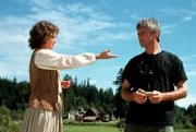 Das Sternentor wurde bei einem Meteorschauer zerstört. Jack O'Neill (Richard Dean Anderson) mußte mit Laira (Michele Greene) und ein paar anderen Bewohnern zurückbleiben....