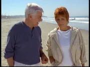 Mark Sloan (Dick Van Dyke, l.) befragt die Dekanin Madison Wesley (Joanna Cassidy, r.), die unter dem Verdacht steht, Rezeptblöcke an Drogendealer verkauft zu haben.