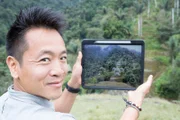 Ciudad Perdida, Kolumbien - Dr. Albert Lin zeigt mit seiner Tafel die Holzhütten, die zur Zeit der Tairona jede Steinterrasse der Ciudad Perdida bedeckten.