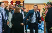 Nicht nur, dass Danny (Donnie Wahlberg) die Schwester der Selbstmörderin verärgert hat, jetzt wissen die Gangmitglieder auch noch, dass ein Cop auf der Beerdigung ist - klappt die Festnahme trotzdem?