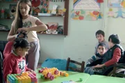 Tika hilft einer Gruppe von Kindern mit verschiedenen Behinderungen bei der Vorbereitung auf eine Show.