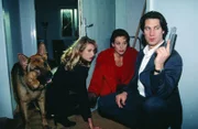 Anne (Nadeshda Brennicke, l.) konnte in letzter Sekunde vor einem Opferritual einer satanischen Sekte in Kommissar Mosers (Tobias Moretti, r.) Haus fliehen. Dort werden nun Moser, Rex und die Tierärztin Sonja (Daniela Gaets, M.) von den Sektenmitgliedern bedroht.