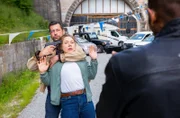 Auf dem Gelände eines Gebrauchtwarenhändlers gelingt es Vitus Neubert (Jens Eulenberger, h.l.) Sophia Strasser (Katharina Leonore Goebel, M.) in seine Gewalt zu bringen. Ihr Kollege Jerry Paulsen (Peter Marton, r.) versucht die Situation unter Kontrolle zu bringen.