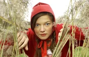 Es war einmal ein kleines süßes Mädchen, das jedermann lieb hatte: Rotkäppchen (Hannah Herzsprung) ...