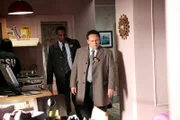 Detective Olson (Allan Louis, l.) und Detective Fusco (Kevin Chapman, r.)