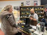 Neue Stiefel für den Winter? Die Reparatur beim Schuster ist billiger.