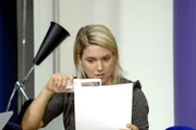 Anna (Jeanette Biedermann) erkennt ihren unbekannten Retter auf den Fotos von dem Straßenshooting wieder.