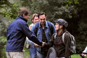 Bamberger genießt seine 'Freiheit', verhält sich aber betont korrekt. Von links: Roland Bamberger (Horst Kummeth), Sebastian Wildner (Herbert Ulrich), Mike Preissinger (Harry Blank) und Mountainbikerin (Sandra Zirngiebel-Kowalski).