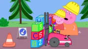 Auch Peppa (l.) darf ausprobieren, mit einem Gabelstapler Dinge abzutransportieren und eine Mauer zu bauen. Mama Wutz (r.) ist schon ganz aus der Puste.