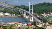 In Mecklenburg-Vorpommern ist der Himmel weiter als sonst. Das sieht man von der Erde aus am besten. Um zu zeigen, wie schön das nordöstlichste Bundesland tatsächlich ist, ist ein Filmteam des NDR in die Luft gegangen. Atemberaubende Bilder von Orten, die man zu kennen glaubt. - Rügenbrücke