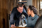 Hank Voight (Jason Beghe), Emma Crowley (Barbara Eve Harris). Die Verwendung des sendungsbezogenen Materials ist nur mit dem Hinweis und Verlinkung auf TVNOW gestattet.