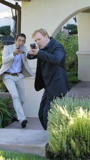 Ryan (Jonathan Togo, l.) und Horatio (David Caruso) werden per Notruf zu der Villa eines Millionärs gerufen, doch sie kommen zu spät...