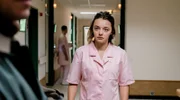 Hanna (Ellie de Lange) im Krankenhaus.
