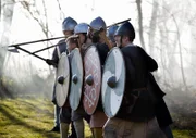 Englische Soldaten marschieren in die Schlacht gegen die Wikinger Die Verwendung des sendungsbezogenen Materials ist nur mit dem Hinweis und Verlinkung auf RTL+ gestattet.