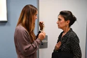 ACHTUNG SPERRFRIST! Simone (Tatjana Clasing, r.) versucht sich der aufgebrachten Jenny (Kaja Schmidt-Tychsen) hilflos zu erklären.