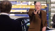 König (Matthias Komm, li.) hat Carstens Bruder Robert als Geisel genommen, er will von Carsten (Götz Schubert) die brisanten Unterlagen. Doch der hat sich eine Waffe besorgt und zielt auf König...