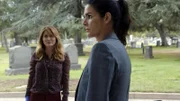 Dr. Maura Isles (Sasha Alexander, l.) und Det. Jane Rizzoli (Angie Harmon) werden zu einem ungewöhnlichen Fall gerufen: In dem Sarg einer alten Dame wird die unbekleidete Leiche ihres Bestatters entdeckt...