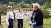 Martha Siemers (Christa Rockstroh, r.) gleibt gegenüber Hauptkommissarin Maike Junghans (Carina Wiese, l.) und Kommissarin Jana Macourek (Barbara Prakopenka, 2.v.l.) skeptisch.