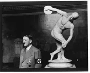 Hitler mit einer Statue eines Diskuswerfers.