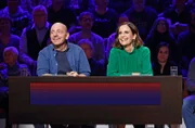 Rateteam-Kapitän Bernhard Hoëcker (l.) und die Kabarettistin und Schauspielerin Maike Kühl (r.) bilden ein Rateteam.