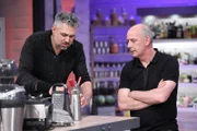 Koch-Profi Roland Trettl und Mario Basler (r.)