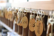 Jeden Tag übernachten 3 Hoteliers, bestehend aus Pärchen oder Singles, im Hotel des 4. und bewerten es in 5 Kriterien: Haus, Zimmer, Service, Frühstück.