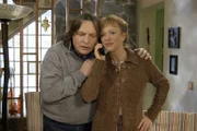 Lisas Eltern Helga (Ulrike Mai, r.) und Bernd (Volker Herold, l.) sind froh, von Lisa zu hören, die die Nacht über nicht zu Hause war.