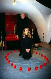 Sektenführer Norton (David Cameron, hinten) und Anne (Nadeshda Brennicke, vorne) vollziehen ein satanisches Ritual.