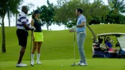 Lou (Chi McBride, l.) und Steve (Alex O'Loughlin, 2.v.r.) nehmen an einem Golf-Turnier für einen guten Zweck teil. Um sich dort nicht zu blamieren, bekommt Steve Nachhilfeunterricht von Michelle Wie (Michelle Wie, 2.v.l.) ...