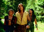 Gemeinsam mit Kriegsgott Ares (Kevin Smith) wollen Hercules (Kevin Sorbo, Mi.) und Iolaus II (Michael Hurst, li.) die Reiter der Apokalypse aufhalten, um die Welt vor dem Untergang zu bewahren.  +++