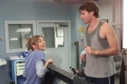 Elliott (Sarah Chalke, l.) macht ihrem neuen Patienten Sean (Scott Foley, r.) Avancen, doch dieser ist so sehr mit seinen Neurosen beschäftigt, dass er sie gar nicht bemerkt ...