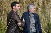Hans Zielke (Andreas Engelmann, r.) hat einen Mord beobachtet. Jakob Frings (Max König, l.) muss verhindern, dass auf den ehemaligen Fotograf ebenfalls ein Mordanschlag verübt wird.