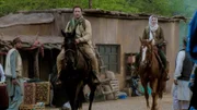 Catherine (Michelle Borth, r.) reist mit Steve (Alex O'Loughlin, l.) nach Afghanistan, um einem alten Freund, der ihr zweimal das Leben gerettet hat zu helfen, da sein Sohn von den Taliban verschleppt wurde ...
