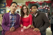 Um ihre Freundschaft nicht zu gefährden, gehen Troy (Donald Glover, r.) und Abed (Danny Pudi, l.) zusammen mit Mariah (Maite Schwartz, M.) auf den Valentinstanz. Hier soll  sich die junge Frau für einen von ihnen entscheiden ...
