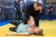 Tamara Meurer (Anja Pahl) hat sich für ein Training bei der Sondereinheit gemeldet. Sie möchte sich neuen Herausforderungen stellen, aber auch herausfinden, was Dimi Zadig (Marc Ben Puch) mit dem Opfer zu tun hatte.