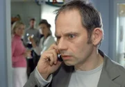 Wolf Kröger (Michael Lott) bekommt einen Anruf von Riedel, der ihm mitteilt, das der Wachmann nach dem Überfall gestorben ist und die Polizei auf dem Weg zu ihm ist...