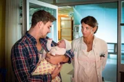 Jasmin (Gerit Kling, r.) ist froh, dass Julius (Marc Barthel, l.) sich doch dazu entschieden hat, seine Tochter zu sehen.