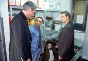 Tom (Rene Steinke, re.) und Semir (Erdogan Atalay, 2.v.li.) wollen von Toms Vater Frankie (Jürg Löw, li.) wissen, was in seinem Lokal vor sich geht. Warum liegt ein Mann (Daniel Christensen) in seinem Keller, gefesselt und geknebelt?