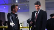 Die Detectives Messer (Carmine Giovinazzo, l.) und Flack (Eddie Cahill) versuchen den Tathergang zu analysieren. Eine Frau ist während eines Schlussverkaufs binnen weniger Minuten verblutet.