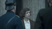 Charlotte Ritter (Liv Lisa Fries) wird von einer Polizeistreife aufgehalten.